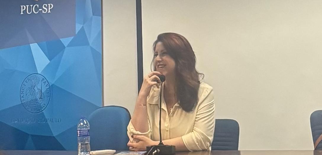 Juliana Rosa em coletiva na PUC SP