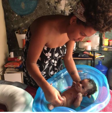 Jéssica Viana dá banho em seu filho Zaion, nascido em plena pandemia