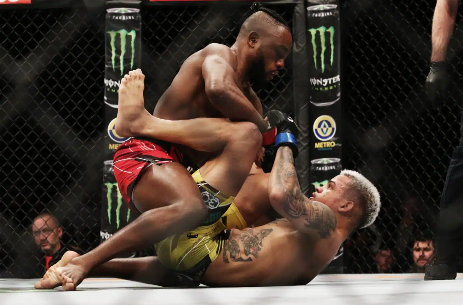 Manel Kape em cima de Felipe dos Santos durante o combate no UFC 293. (Crédito: Jasmin Frank-USA TODAY Sports/Sipa USA – Photo by Icon sport)