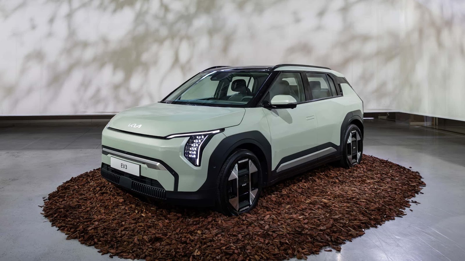 Novo Kia EV3 verde de frente em um fundo branco