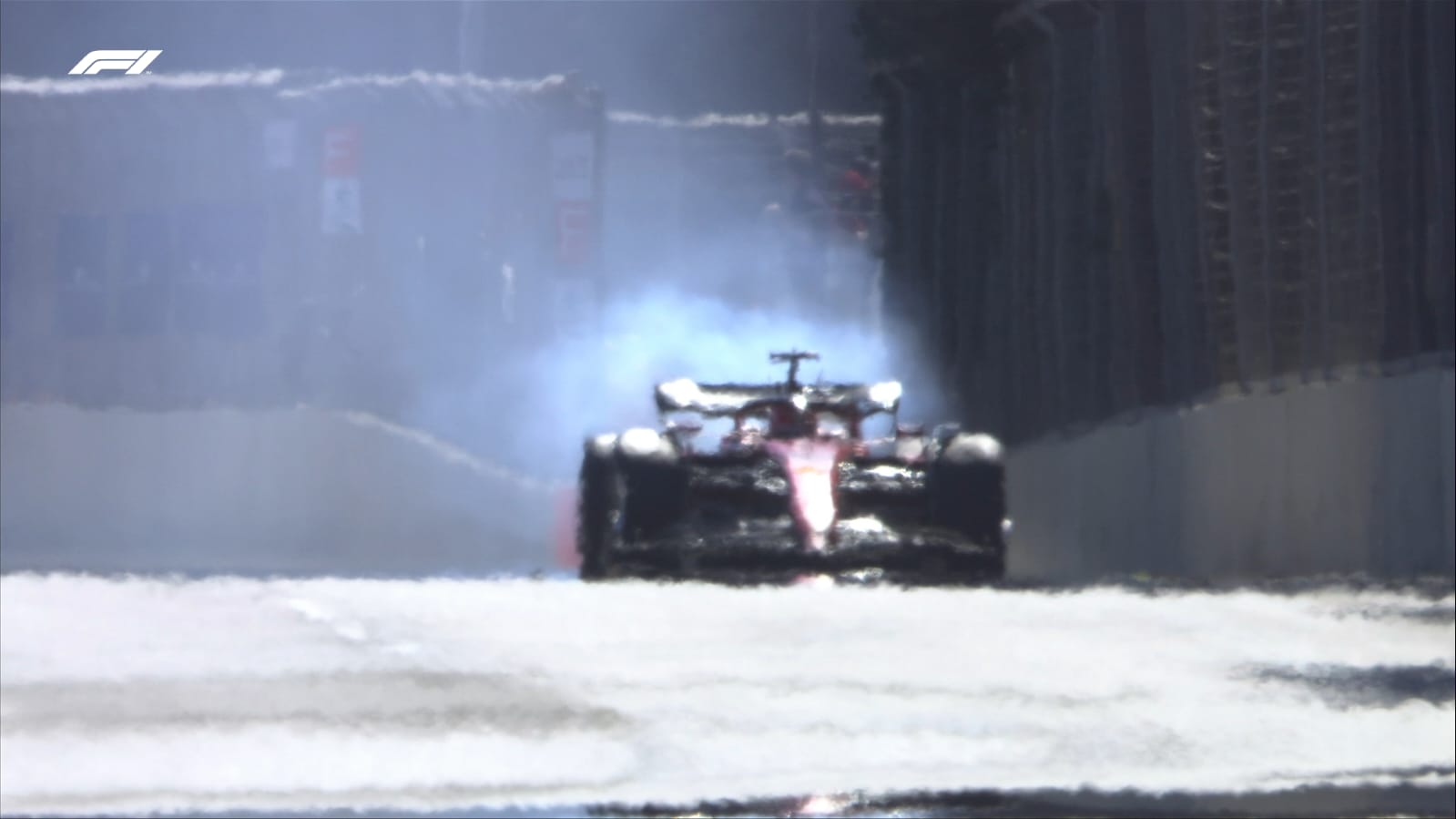 Carro de Leclerc soltando fumaça. Reprodução: Twitter/F1