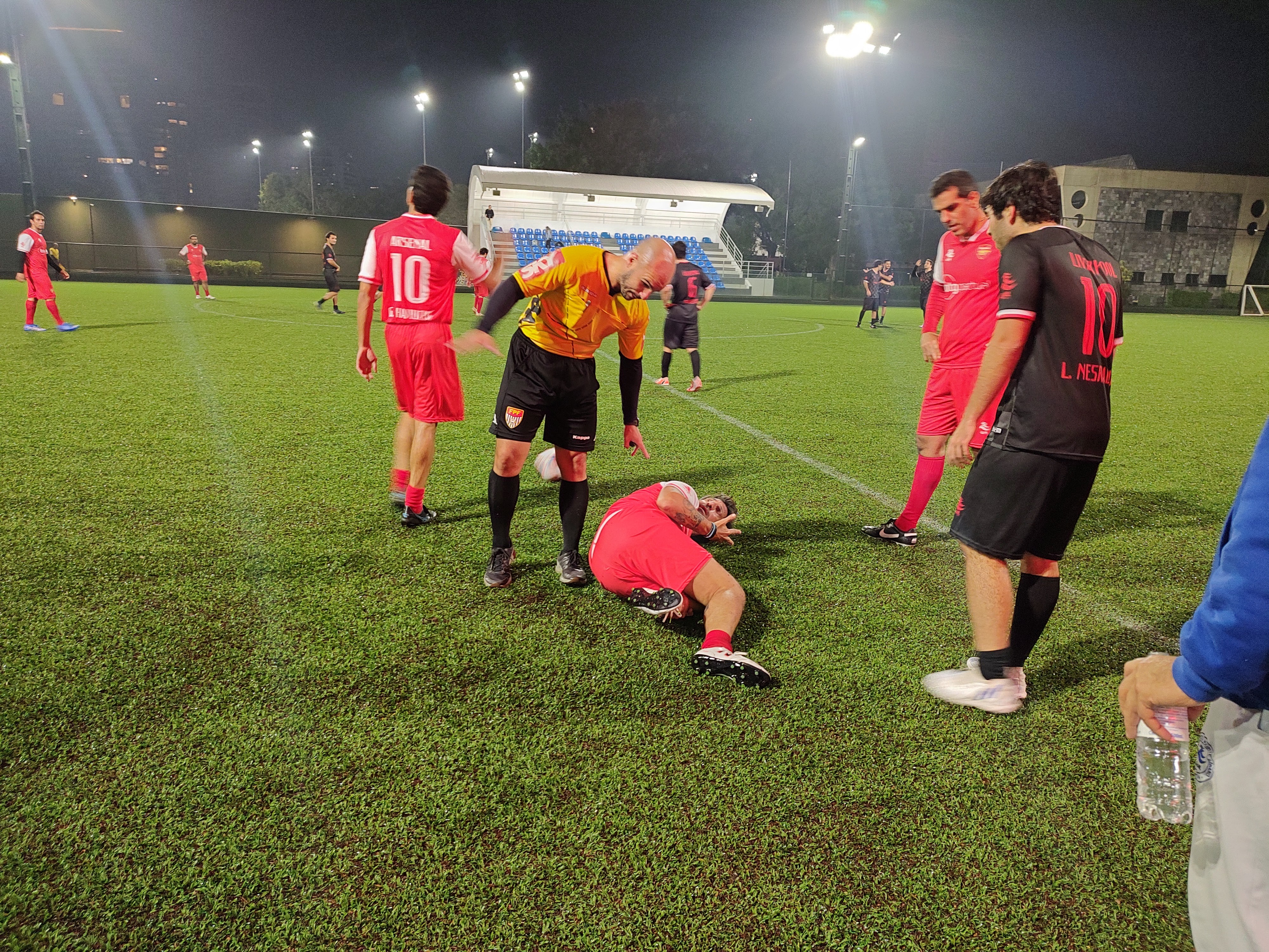 Em jogo de adultos há também lesões.