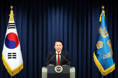 O ex-presidente da Coreia do Sul, Yoon Suk Yeol, declarando Lei Marcial na TV — Foto: Reprodução The Presidential Office/Handout via Reuters