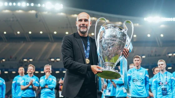 A imagem mostra Guardiola com a taça da Liga dos Campeões
