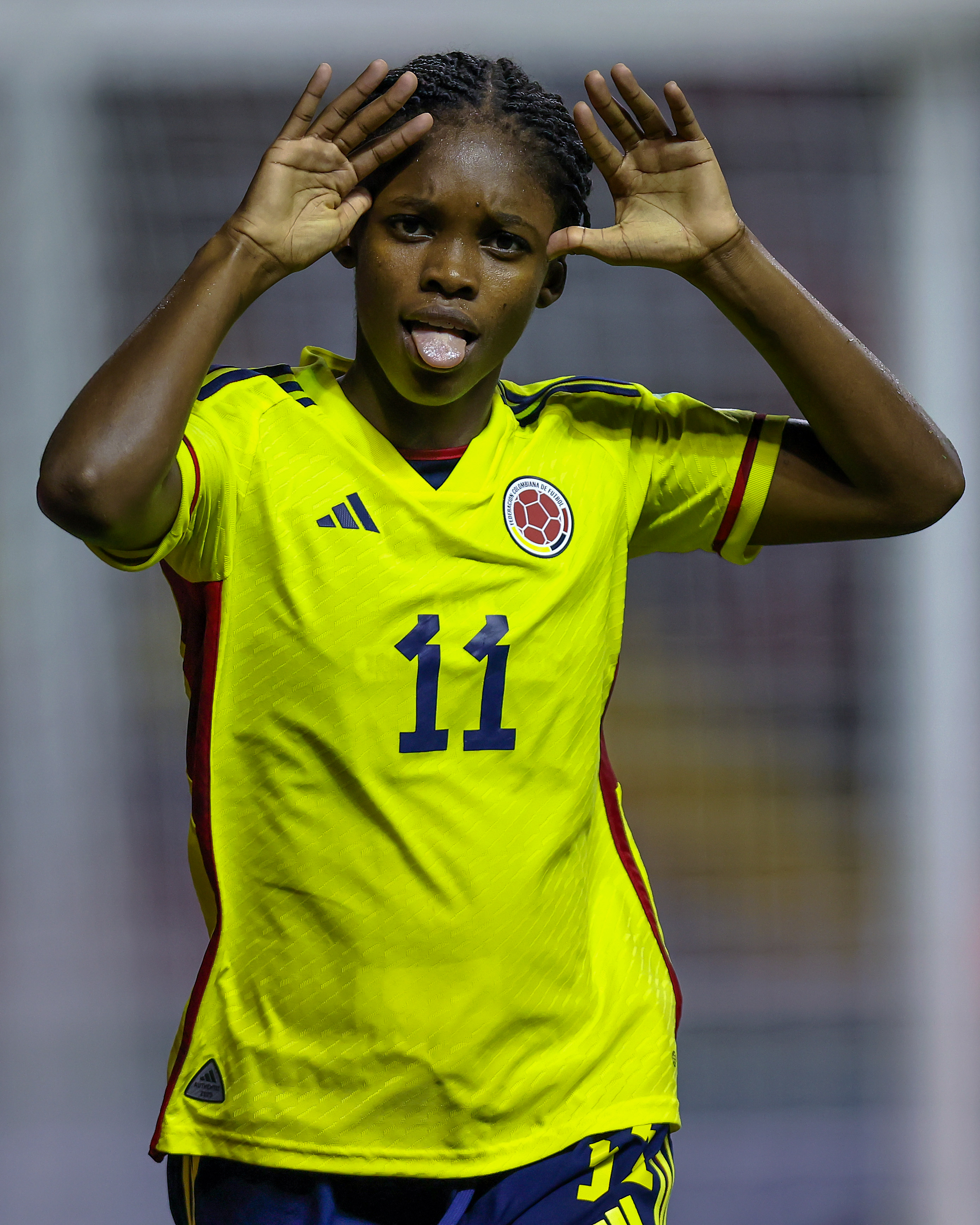 A atleta Linda Caicedo, vestindo a camisa 11 da seleção e comemorando o gol que marcou em cima da Argentina, ainda na Copa América