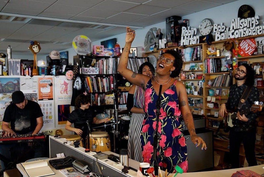 Liniker e sua banda, os Caramelows, cantando no Tiny Desk Concert