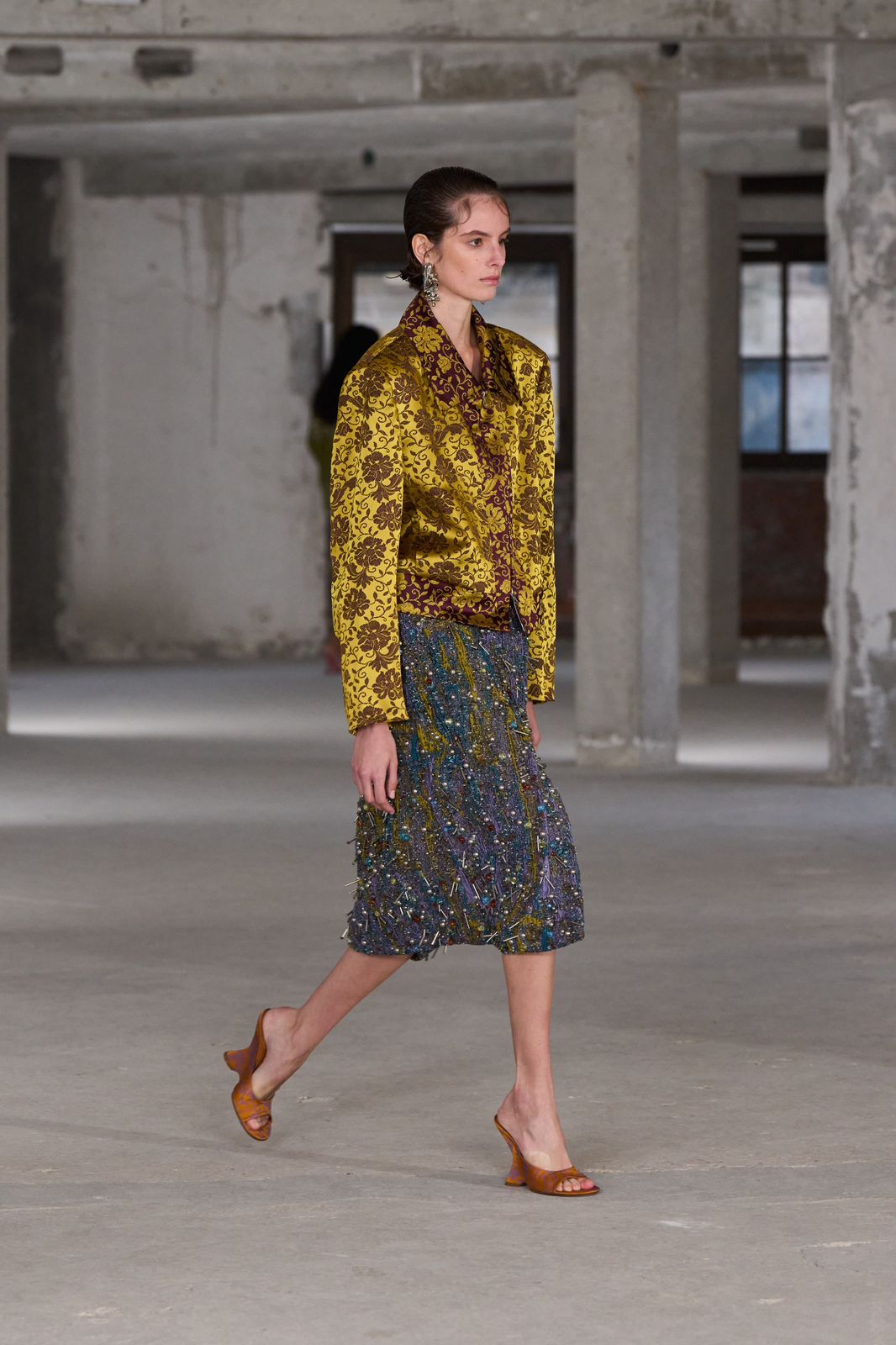 Modelo no desfile da Dries Van Noten