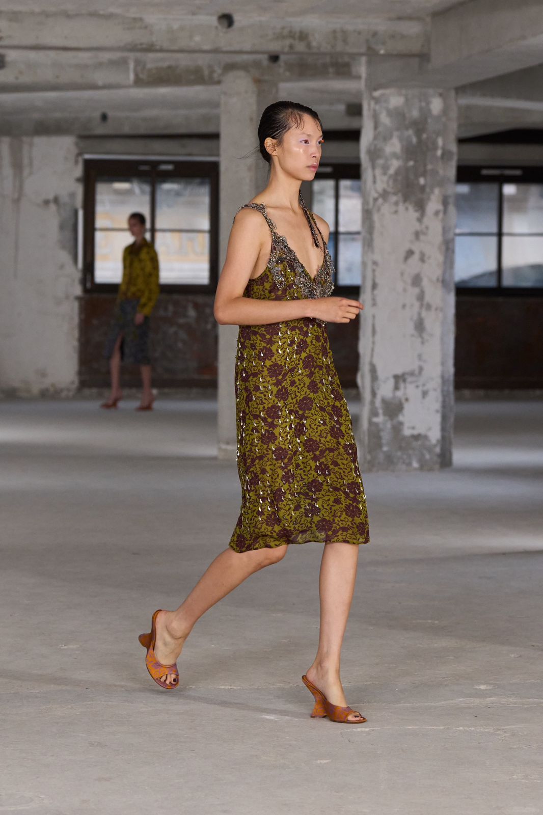 Modelo no desfile da Dries Van Noten