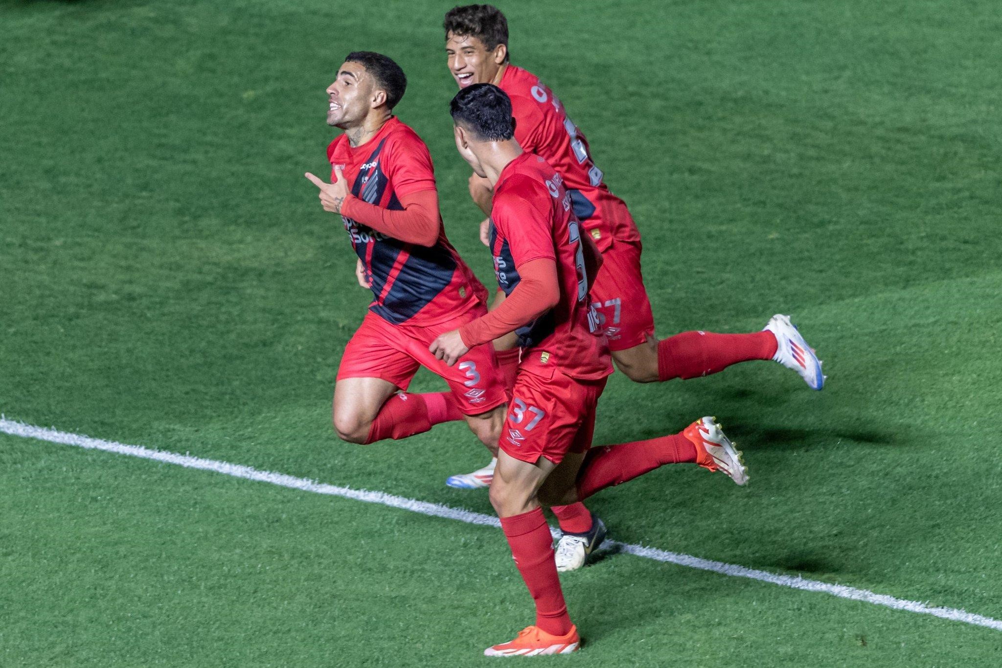 Gabriel, volante do Athletico, comemora gol marcado após 1000 dias sem balançar as redes — Foto: Maga Jr/Agência F8/Gazeta Press