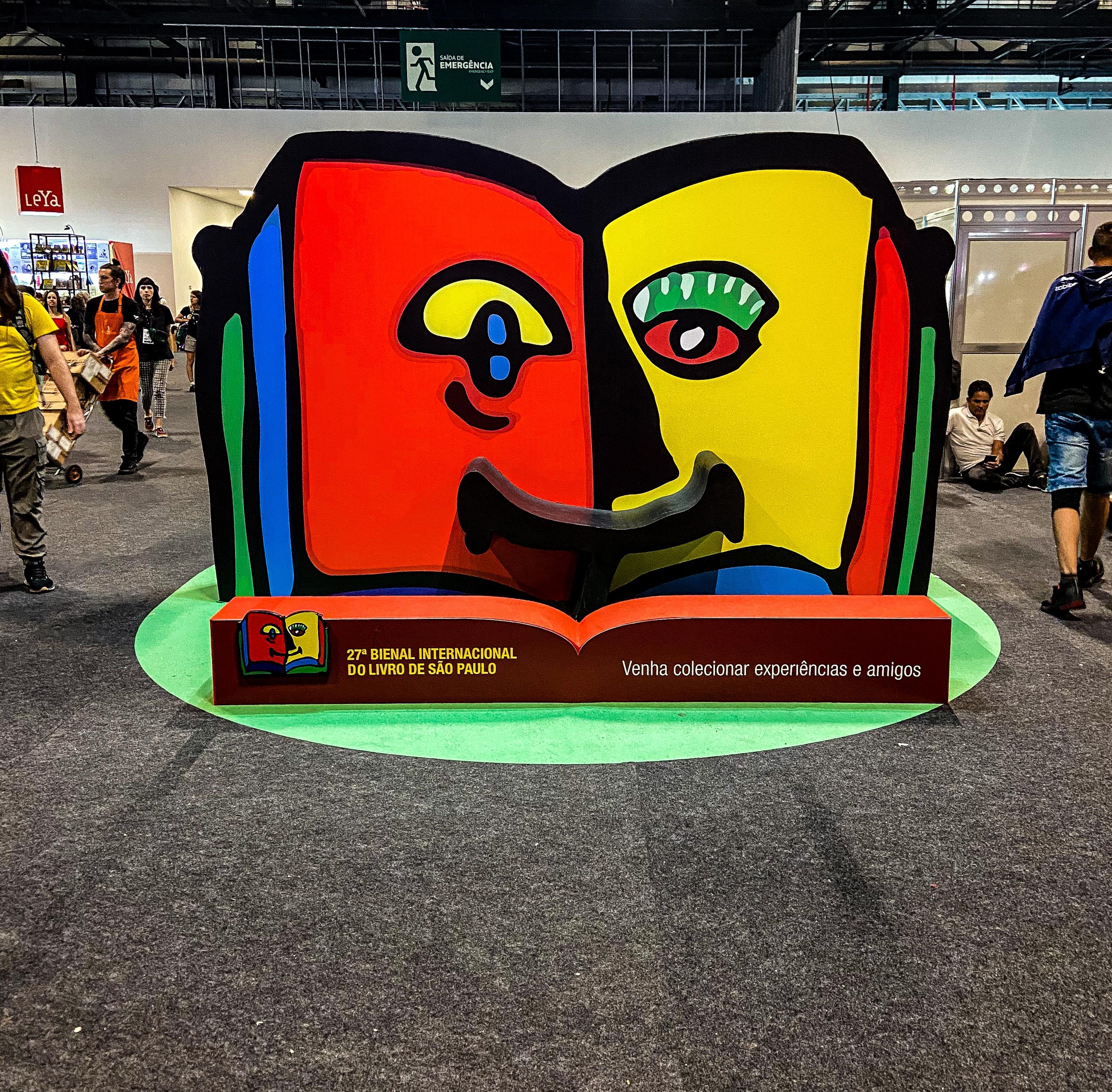 Estátua do logo da Bienal Internacional do Livro situada no evento - Foto: Luane França 