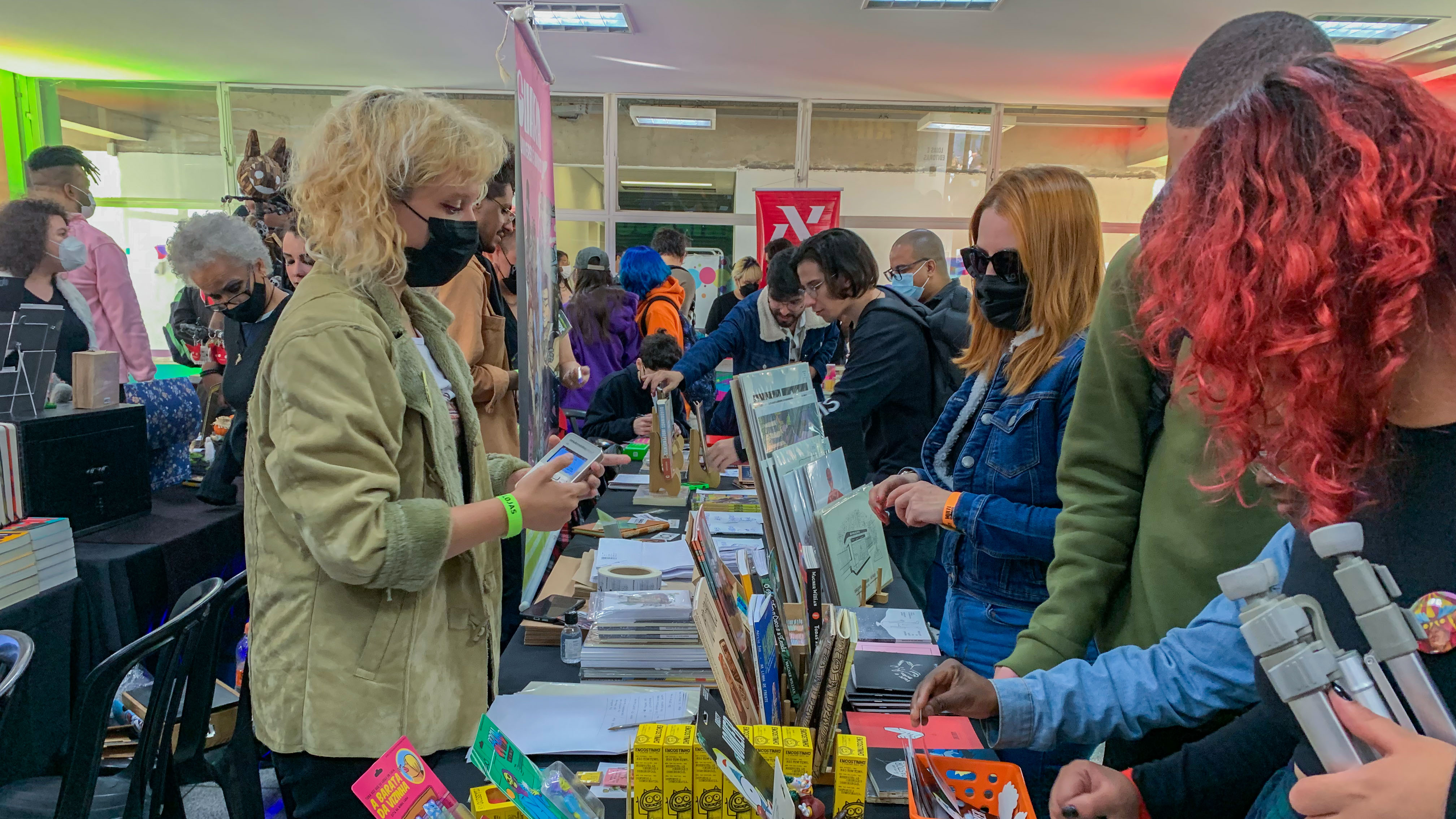 Espaço das lojas e editoras na PerifaCon. Foto: Bianca Novais.