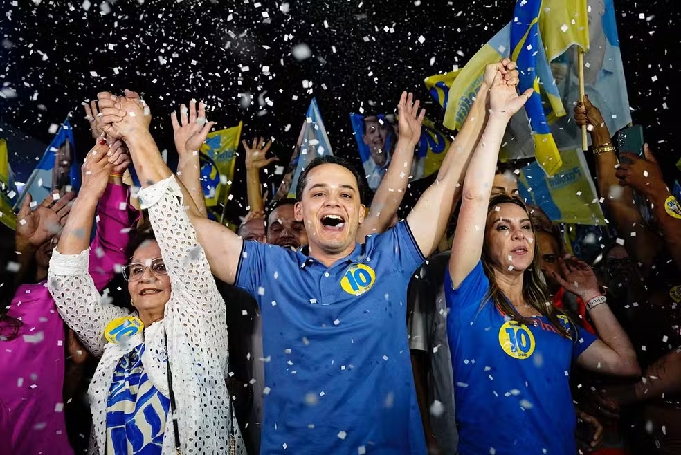 Lorenzo Pazolini comemorando sua vitória no primeiro turno das eleições