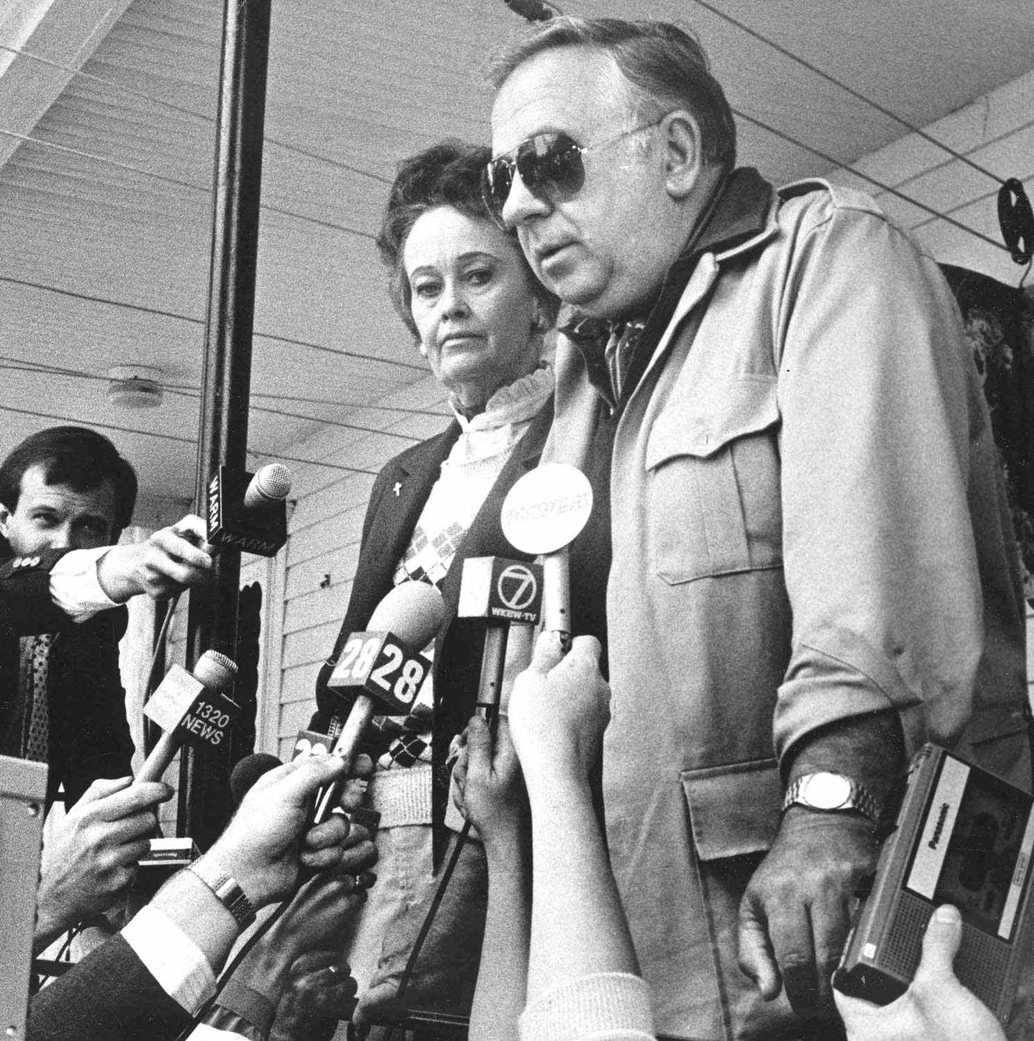 Ed e Lorraine Warren foram personalidades extremamente midiáticas durante seus casos. Reprodução / Carolyn Bauman