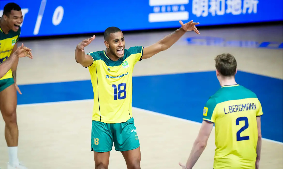 Darlan, Lucarelli e Lukas, respectivamente, comemorando ponto brasileiro. Foto: Volleyball World