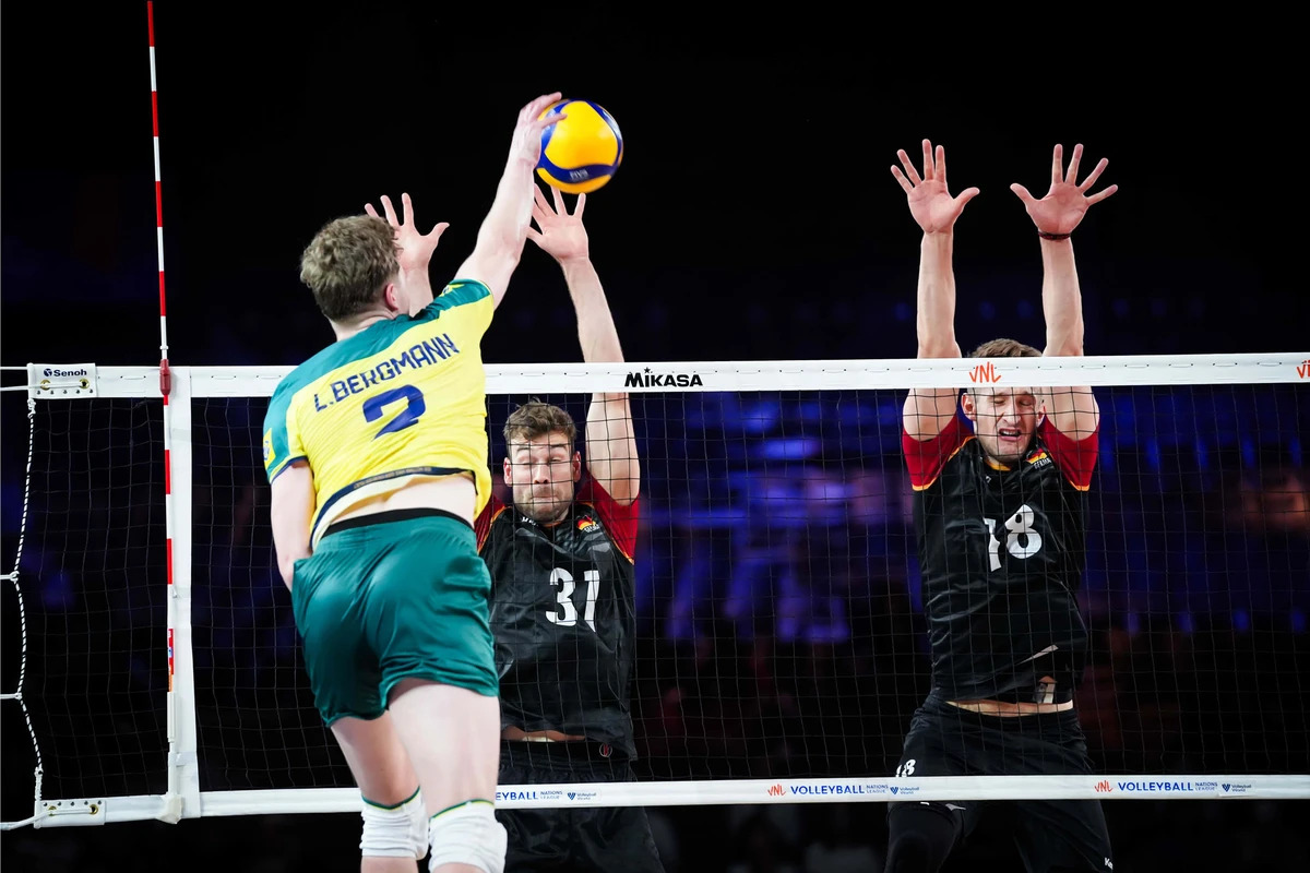 Lukas Bergman, estreante na partida, atacando contra a Alemanha. Foto: FIVB