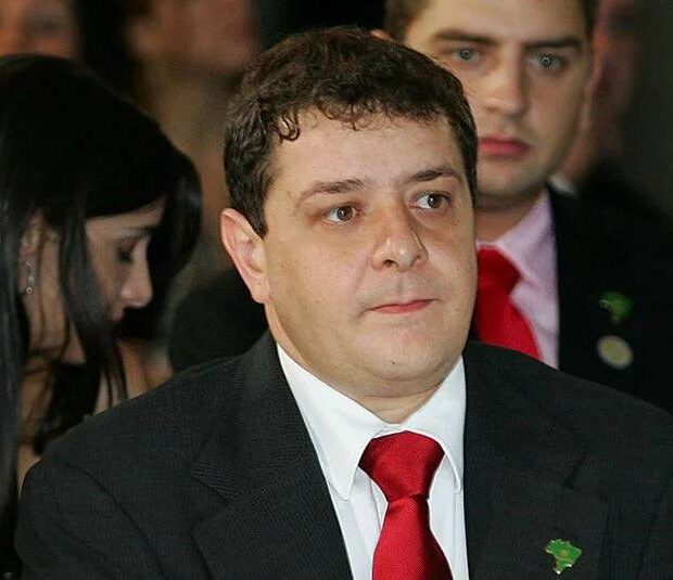 Lulinha de terno e gravata vermelha
