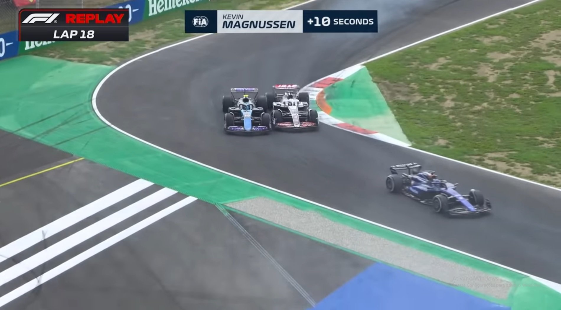 Magnussen atingindo Gasly e recebendo a punição que o suspendeu da próxima etapa. – Foto: Reprodução/ F1TV