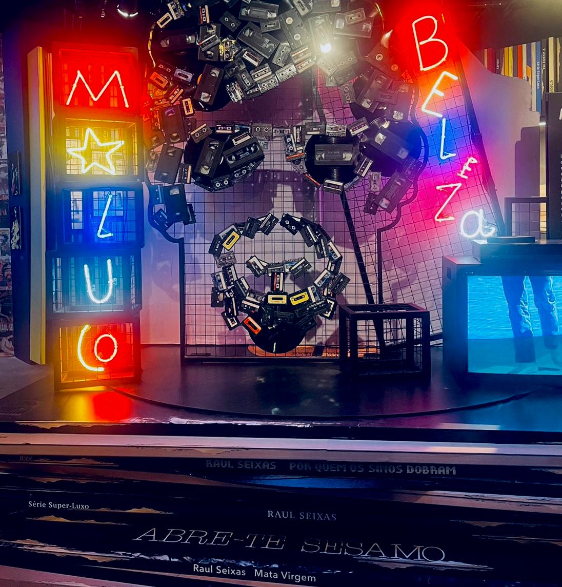 A mostra é dividida em 15 salas, concebidas a partir das 13 faixas musicais mais aclamadas de Seixas. Foto: Lais Romagnoli