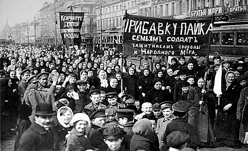 Manifestação contra a fome, as condições da Primeira Guerra Mundial e o regime czarista. Foto: Reprodução