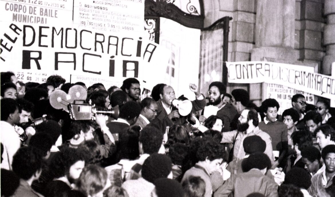 Manifestação do Movimento Negro Unificado na frente do Theatro Municipal de São Paulo