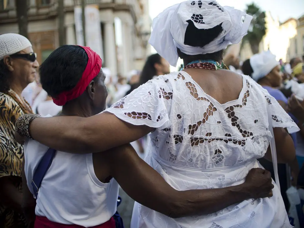 Mulheres de costas abraçadas