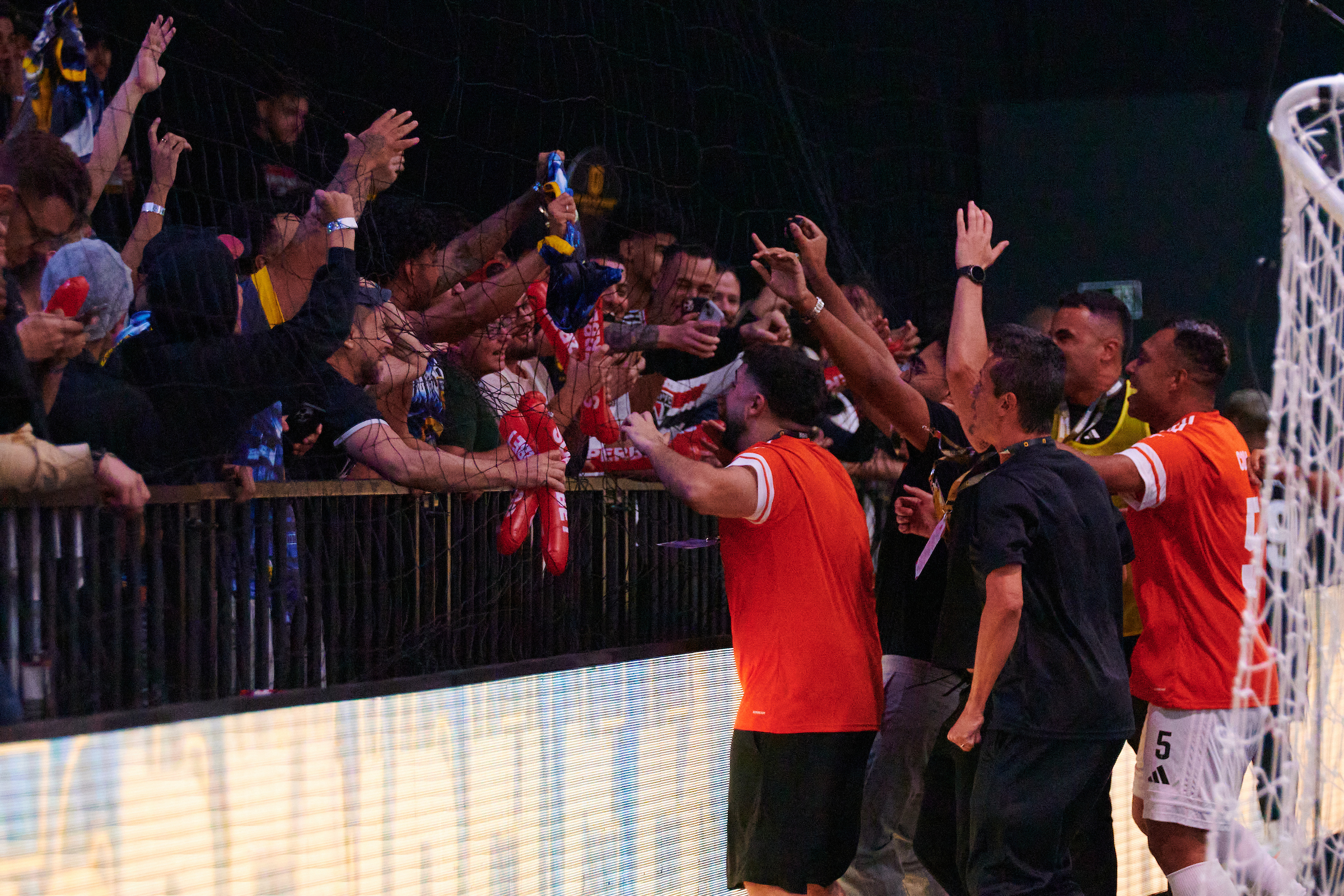 Membros do Dendele FC comemoram com fãs na Oreo Arena. Foto: Divulgação/Kings League Brazil