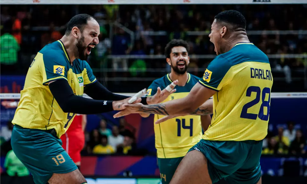 Maurício Borges, Cachopa e Darlan comemorando ponto brasileiro. Foto: FIVB