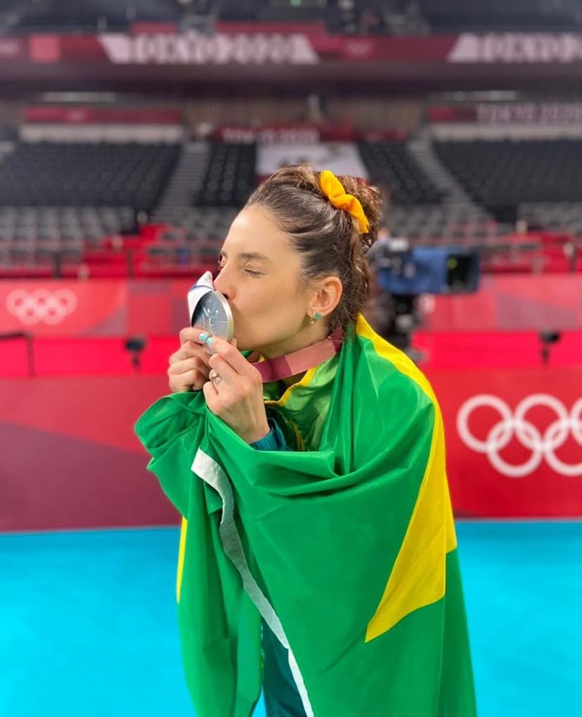 Camila Brait comemora a conquista da medalha de prata com a seleção brasileira feminina nos Jogos Olímpicos de Tóquio 2020. Crédito: Instagram/@cbrait