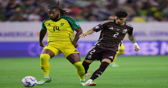 Jogadores de camisa amarela e verde(Jamaica) e cor vinho (México)disputando a bola, durante a partida(foto:Carmen Mandato/AFP)