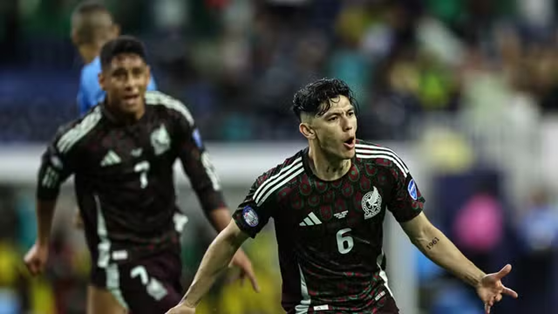 Gerardo Arteaga, de camisa vinho, comemora o gol para o México contra a Jamaica (Foto: Omar Vega/Getty Images)