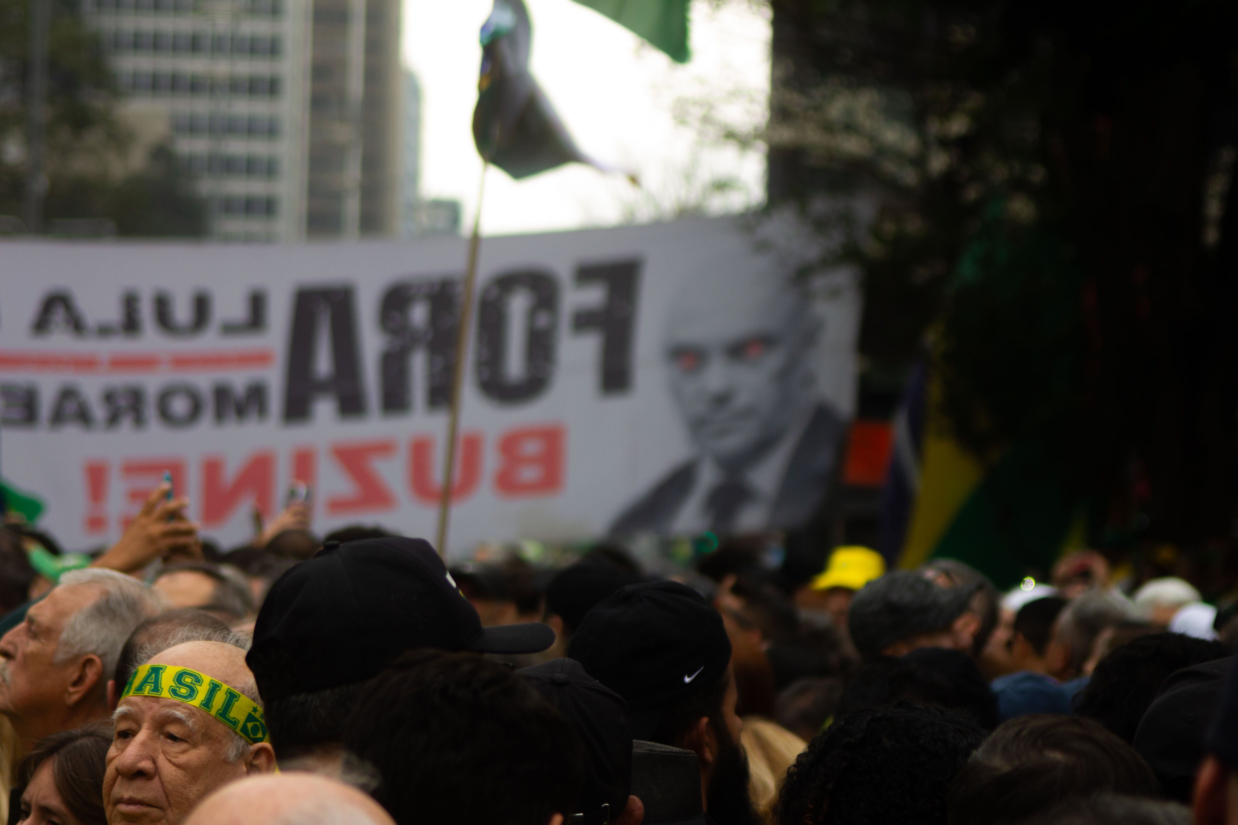 Manifestantes tentando passar para o outro lado da faixa contra o ministro Alexandre de Moraes que tem seus olhos vermelhos / Foto: Rafael Pessoa