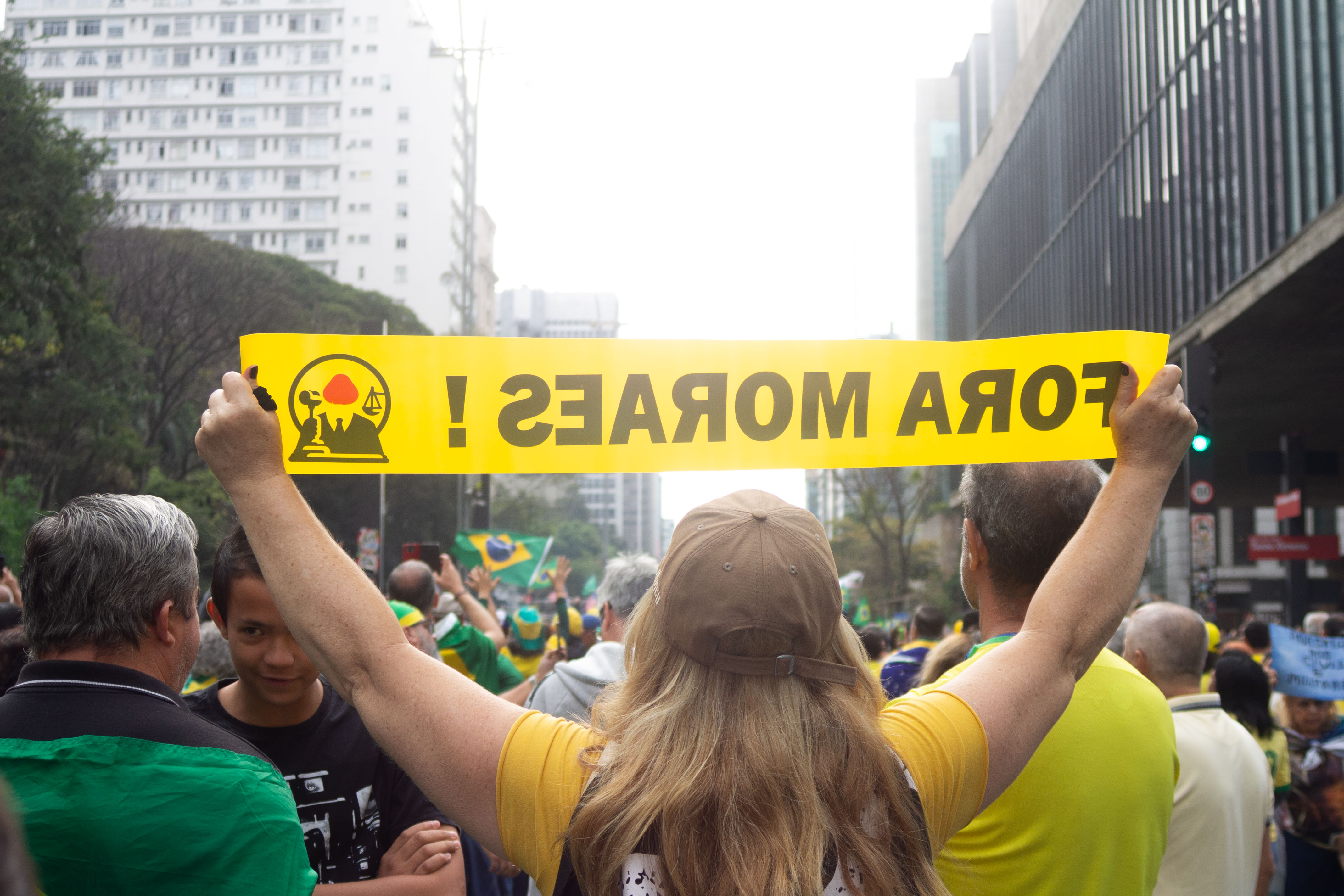 Uma manifestante que junto a família gritava e empunhava sua faixa em meio aos discursos / Foto: Rafael Pessoa