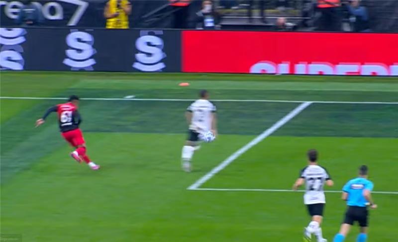 Momento do toque na mão de Matheuzinho que resultou em pênalti em Corinthians x Athletico-PR pela Copa do Brasil — Foto: Reprodução/CBF