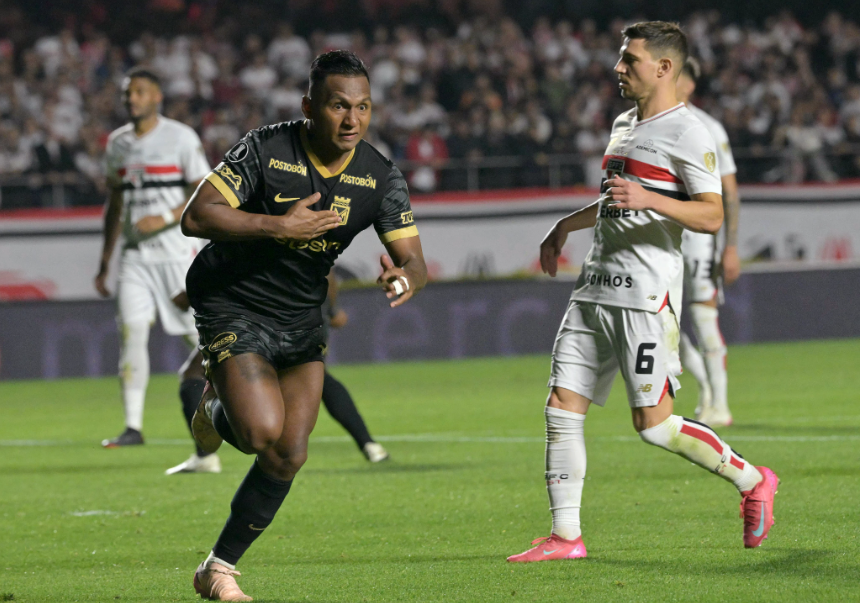 Morelos batendo no peito em sinal de comemoração após gol de empate em partida