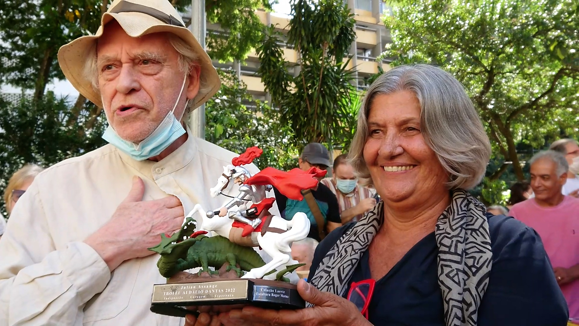 Na foto, José Luiz Del Roio entrega o prêmio a Carmen Diniz, coordenadora do Comitê Internacional Paz, Justiça e Dignidade aos Povos, capítulo Brasil. Foto: Camilo Mota.