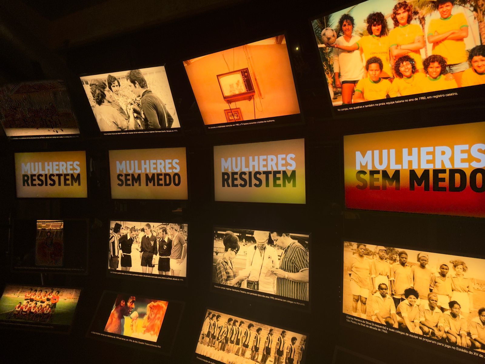 Painel em homenagem a volta das mulheres ao futebol-@euvi_.22 