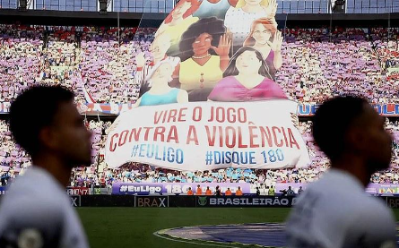 Faixa da mobilização nacional pelo Feminicídio Zero na partida Fortaleza x Corinthians, na Arena Castelão. – Foto: Reprodução/Tv Globo