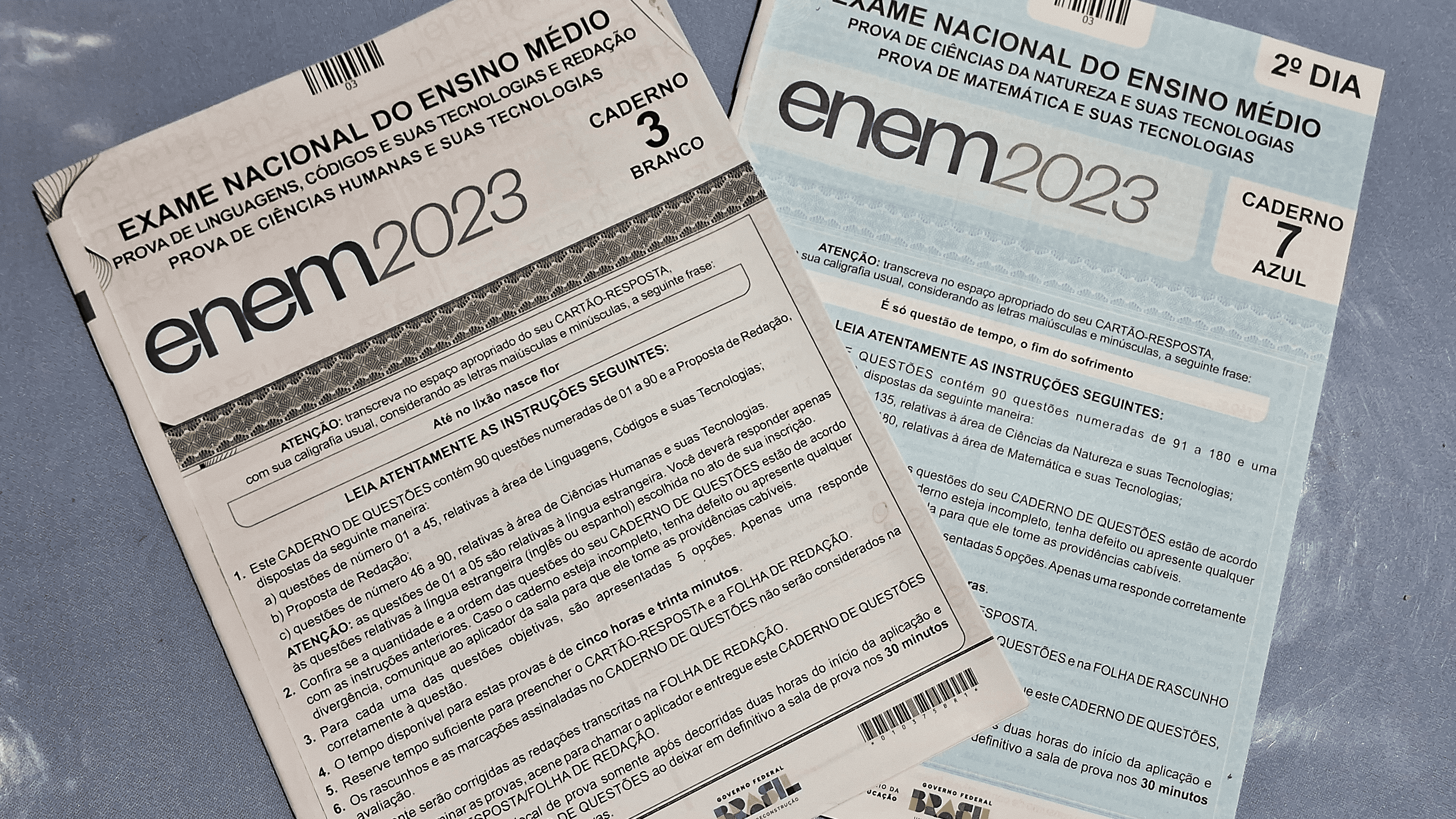 A imagem mostra duas provas do Exame do Ensino Médio de 2023 com os trechos "Até no lixão nasce Flor" e É só questão de tempo, o fim do sofrimento".".