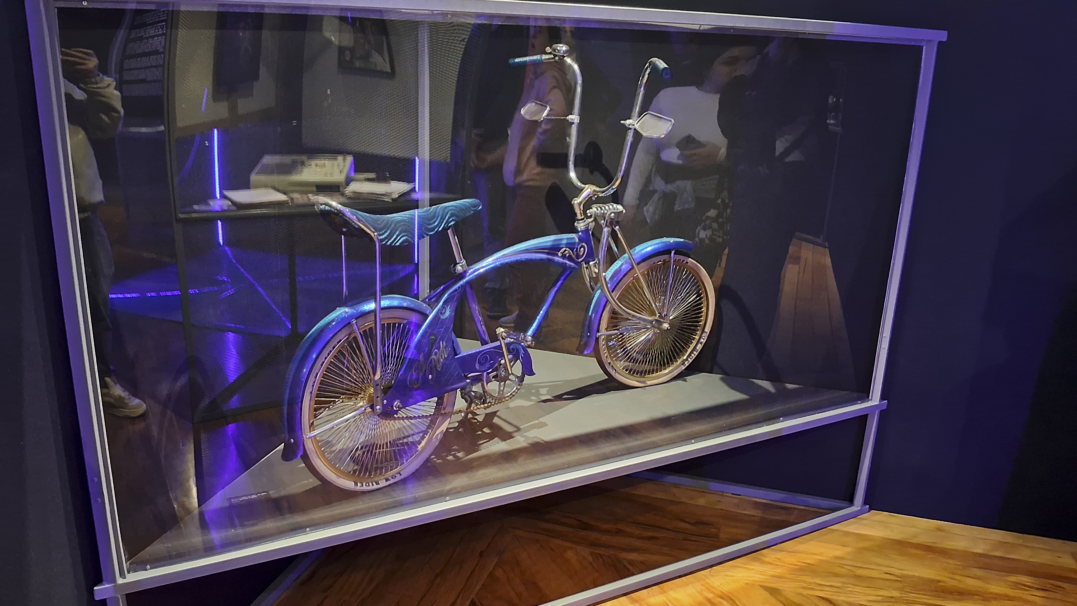 A imagem mostra um bicicleta BMX azul