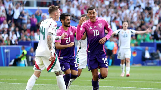 Dan Ndoye e Jamal Musiala em disputa de bola (Foto: Reprodução Eurocopa)