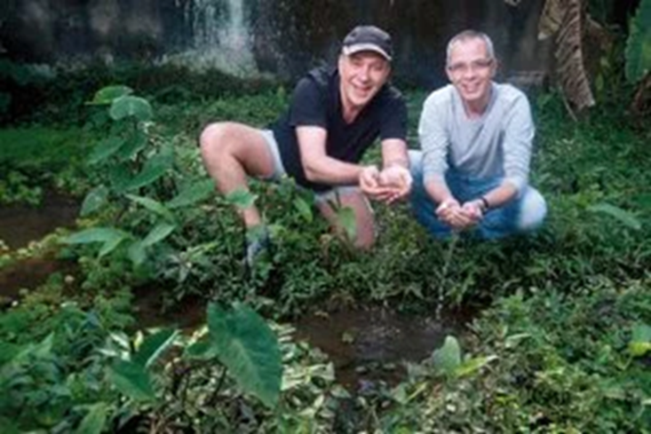 José Bueno junto com Luiz Campos Jr na nascente do Iquiririm 