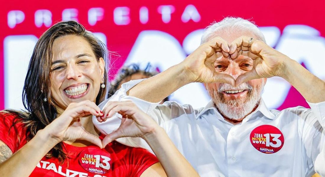 Natália Bonavides ao lado do atual presidente Lula