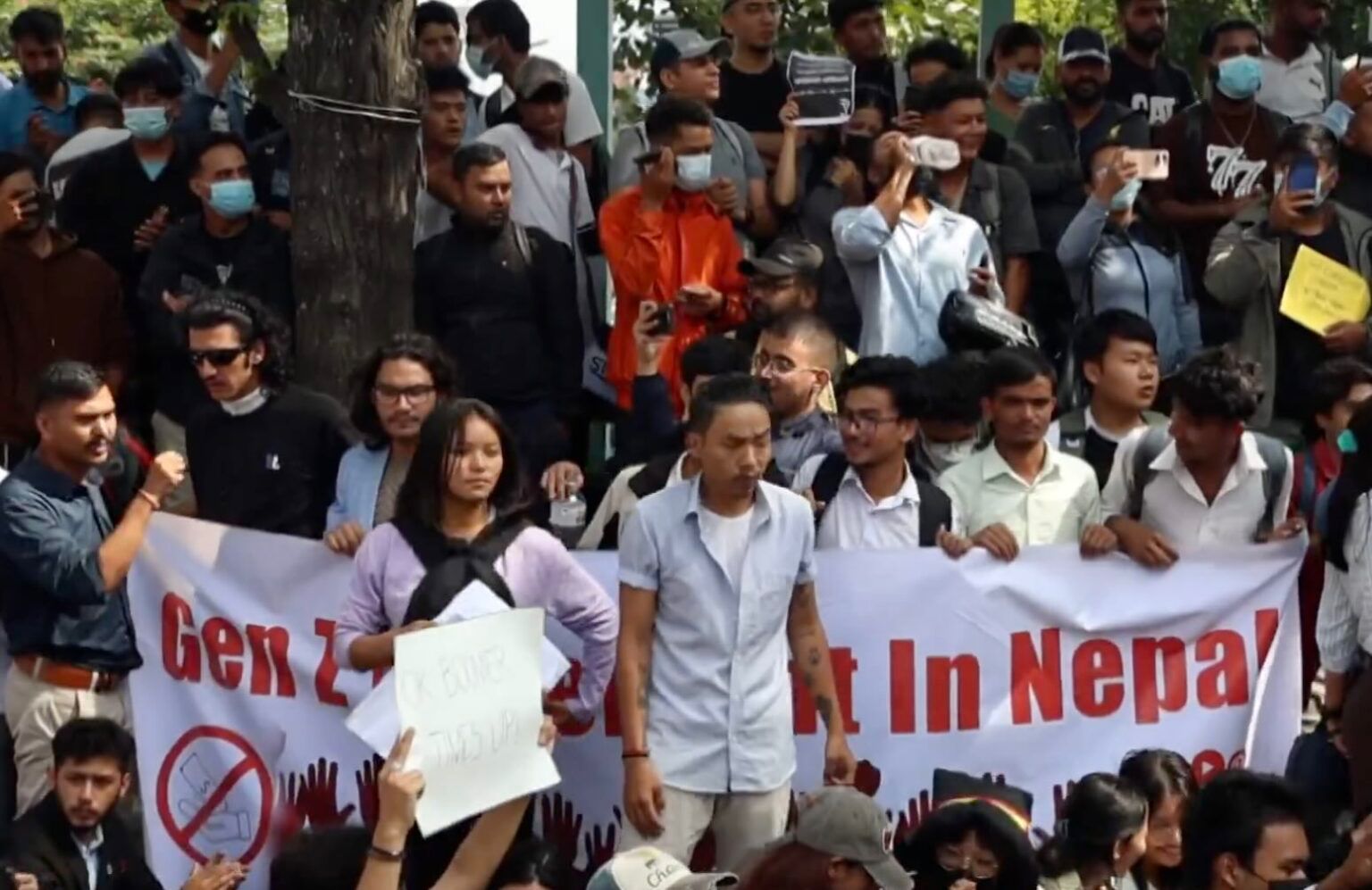 Manifestantes nas ruas contra o bloqueio das redes sociais. Reprodução: @TheDailyPioneer/X