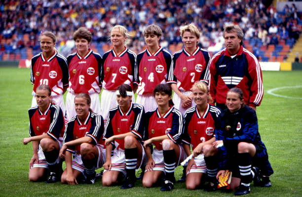 Seleção norueguesa de 1995, campeãs do mundo. Venceram a Alemanha por 2 a 0 na final, com gol da atual treinadora, Hege Riise. Imagem: Eric Renard/Getty Images.