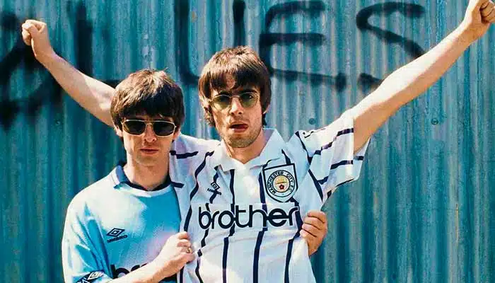 Os irmãos Liam e Noel Gallagher com a camisa do Manchester City (Foto: Reprodução)