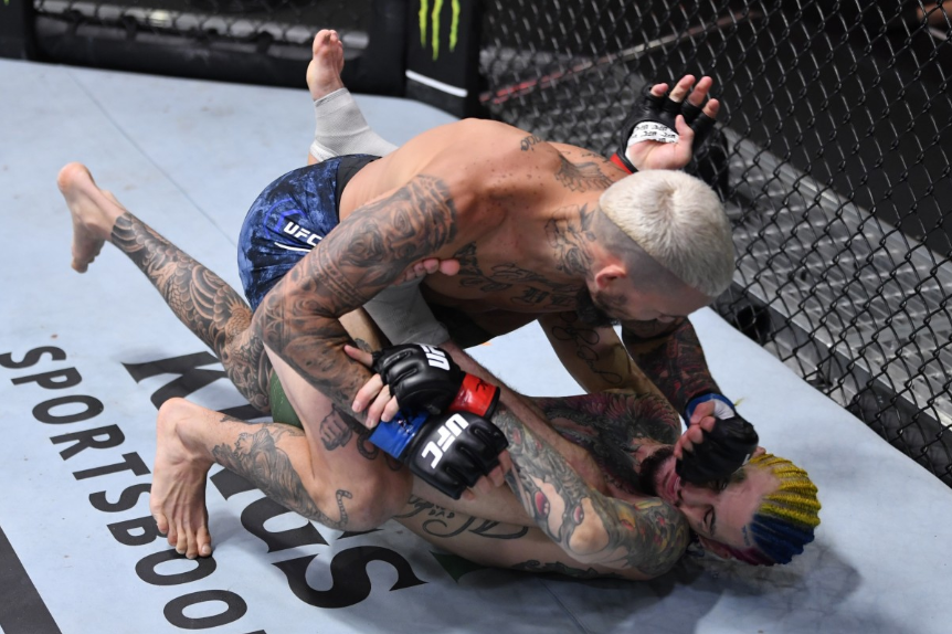 Chito finalizando O’Malley em seu confronto no UFC 252. (Foto: Jeff Bottari | Crédito: Zuffa LLC via Getty Images | Reprodução: @UFC)