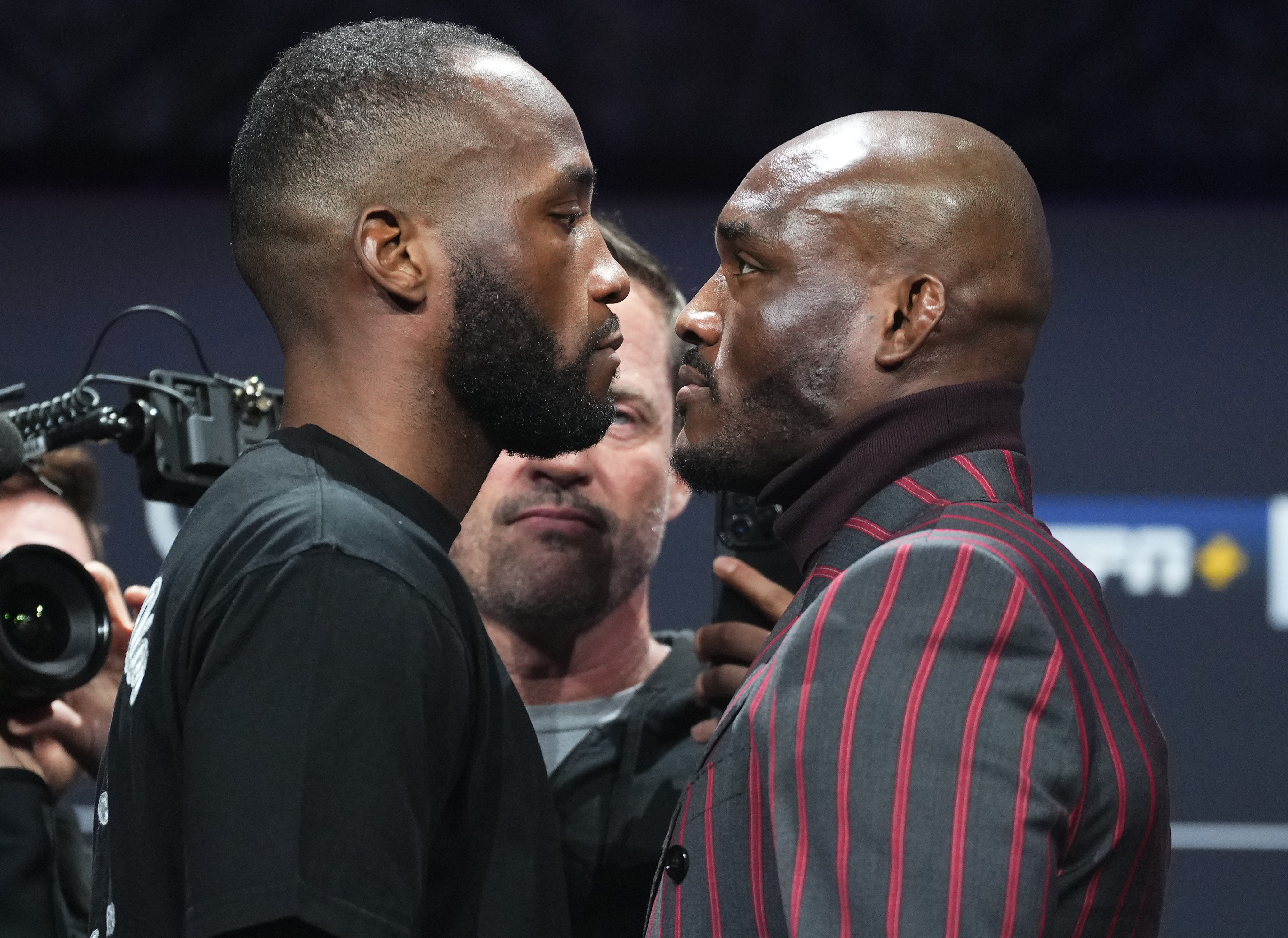 Leon Edwards e Kamaru Usman se encaram a frente de seu duelo no UFC 286. (Foto: Jeff Bottari | Crédito: Zuffa LLC via Getty Images)
