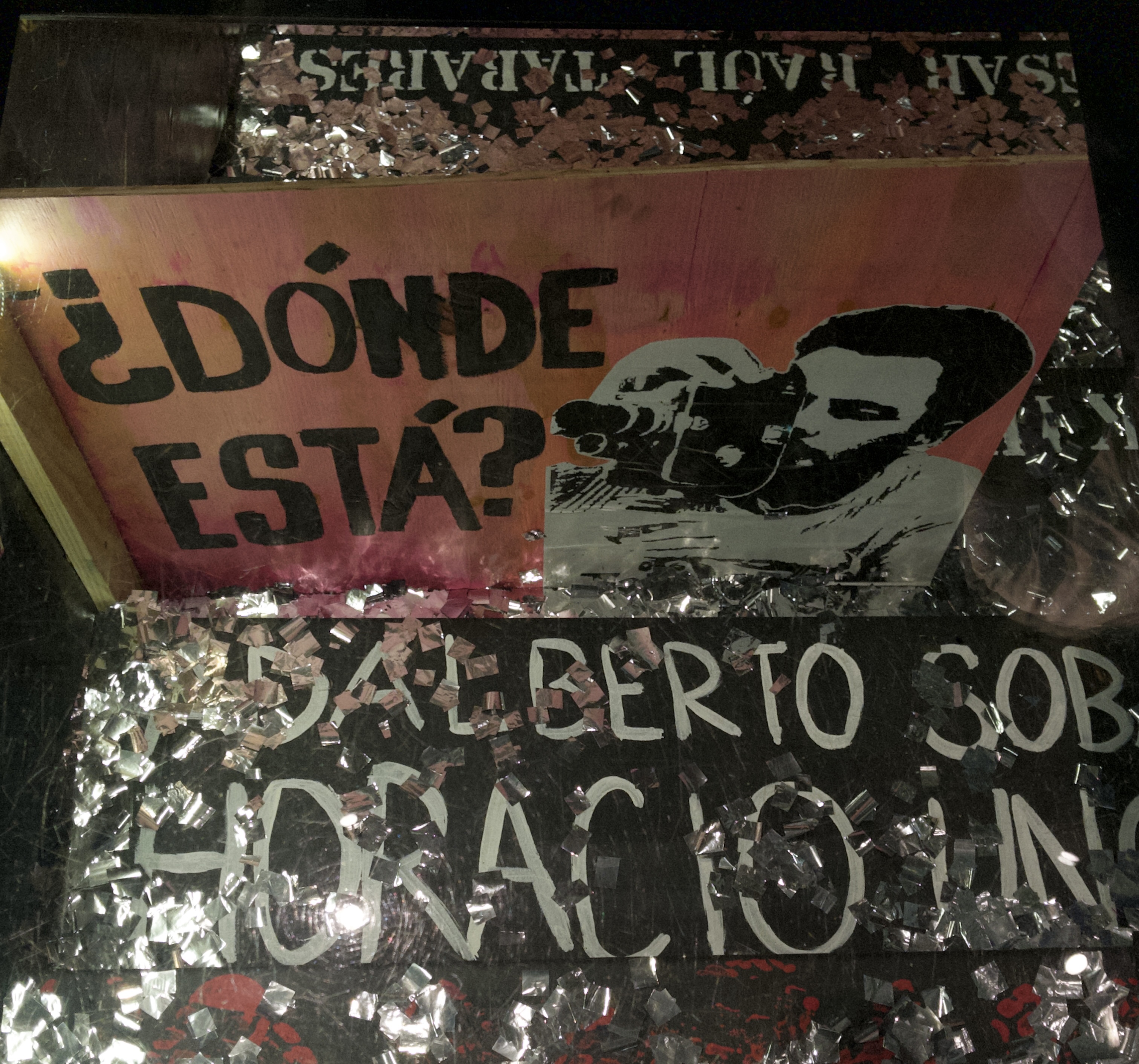 ​ Painel exposto no Museu do Futebol relembra a ditadura militar no Chile, destacando a pergunta “¿Dónde está?” (“Onde está?”), símbolo da luta por memória e justiça diante dos desaparecimentos forçados ocorridos após o golpe de 1973. Foto: Malu Malaquias  Click e arraste para mover ​