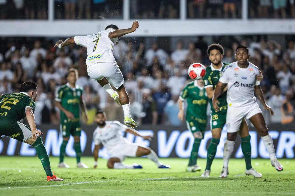 Otero finalizando ao gol para abrir o placar contra o Palmeiras (Foto: Abner Dourado/AGIF)