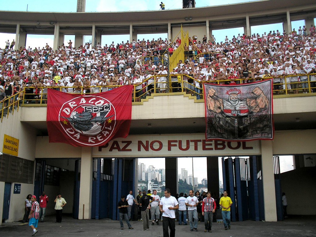 Estádio do Pacaembu em dia de jogo do São Paulo (Reprodução – Wikipedia).